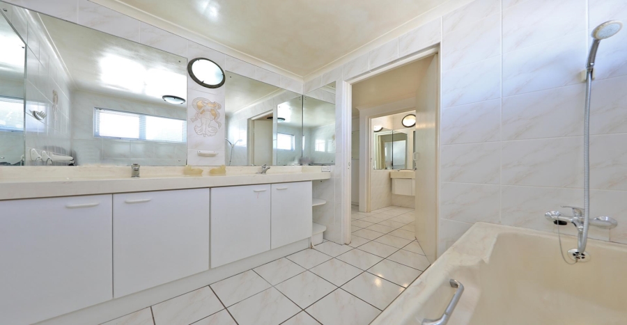 5 Bedroom Property for Sale in Plattekloof Western Cape